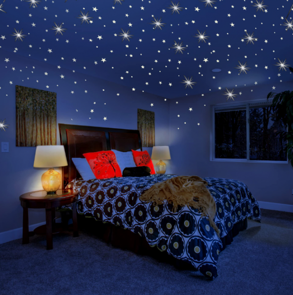 Langit-langit berwarna gelap dengan bintang-bintang bercahaya